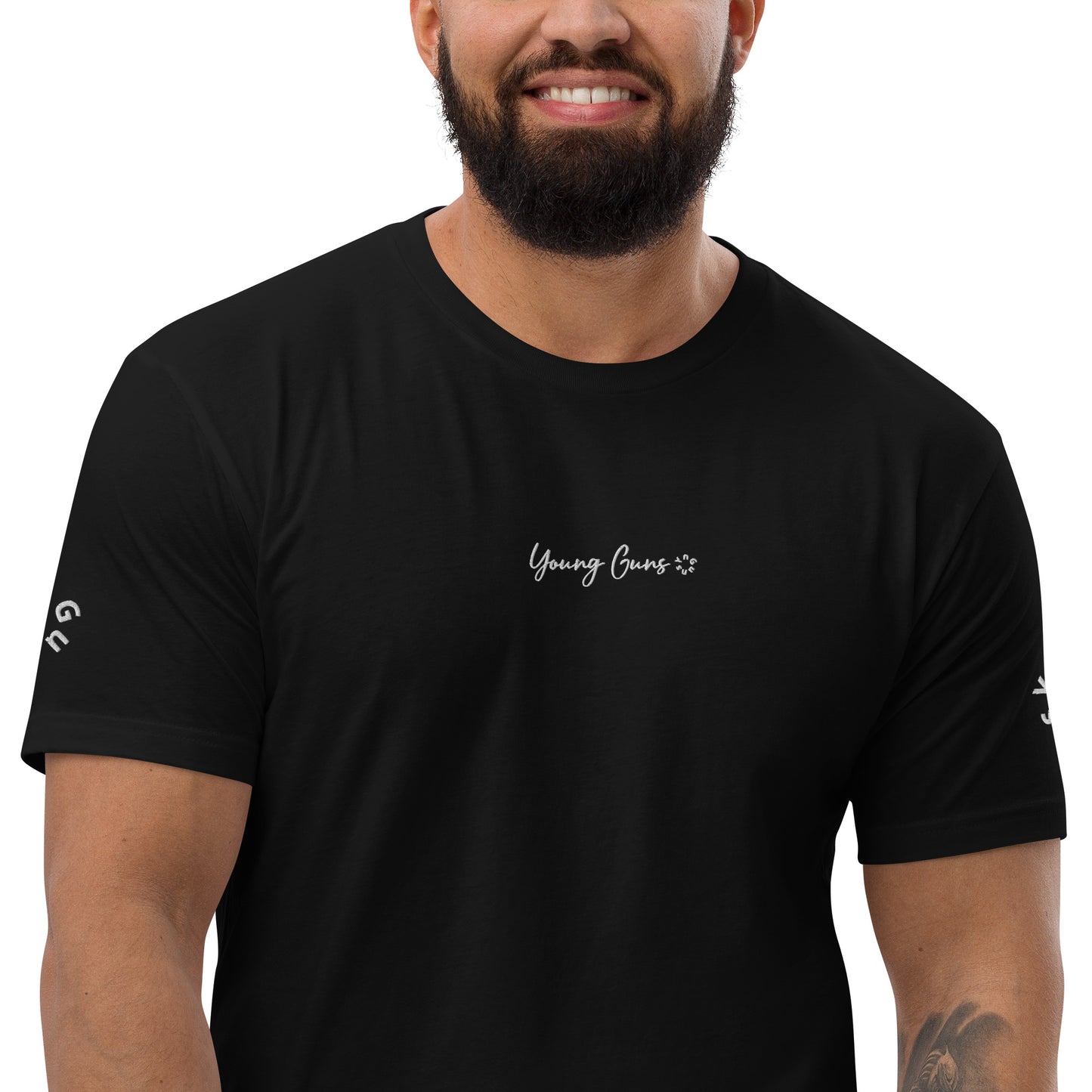 YnGuns™ Camiseta ajustada preencogida bordada "Young Guns"